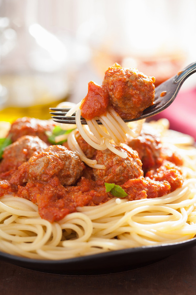 Spaghetti mit Frikadellen in Tomatensauce auf Gabel - Foto, Bild
