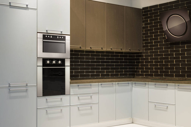Moderno ambiente cucina interno con mobili e bancone per un concept design - sfondo casa luce - Foto, immagini