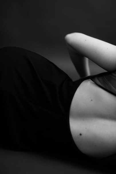 Details of body of beautiful girl, fashion and art, authentic black and white photo shoot - Foto, Bild