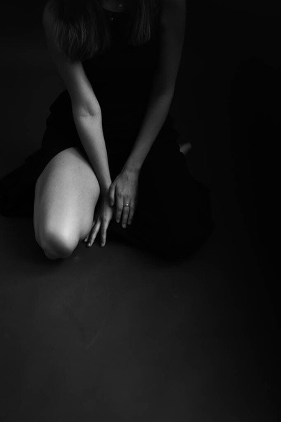 Details of body of beautiful girl, fashion and art, authentic black and white photo shoot - Valokuva, kuva