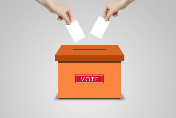 Concetto di voto: molte mani che tengono carta bianca e mettono carta di voto nelle urne. - Foto, immagini