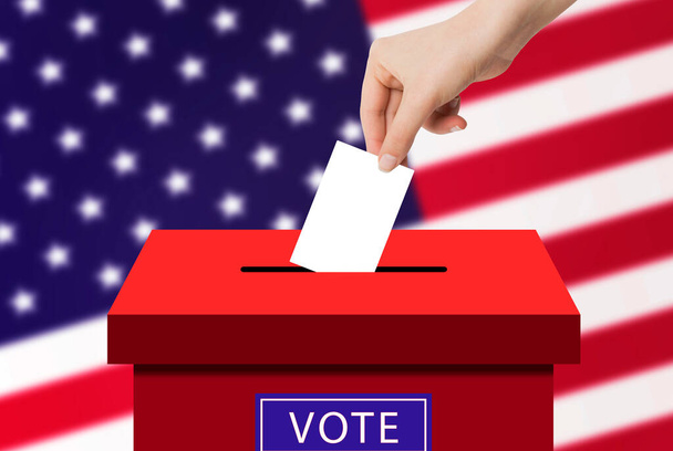 Concept des élections américaines : tenir la main et mettre le bulletin de vote dans l'urne avec le drapeau américain en arrière-plan. - Photo, image