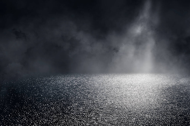 Image abstraite de la rue asphaltée vide de l'espace avec de la fumée blanche dans la lumière sombre. - Photo, image