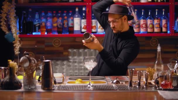 Barman żongluje butelką i stalowym shakerem - Materiał filmowy, wideo