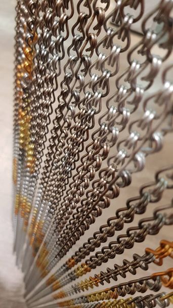 Maszat hamis ezüst és arany színű nyaklánc textúra. Dekorált fémláncszemekből készült függöny szelektív fókusza - Fotó, kép