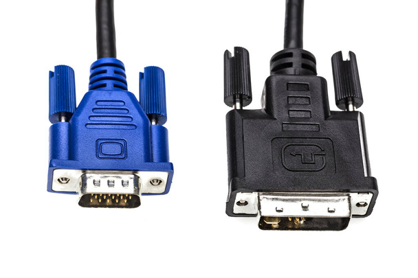 Messing VGA of DVI kabel geïsoleerd op witte achtergrond   - Foto, afbeelding
