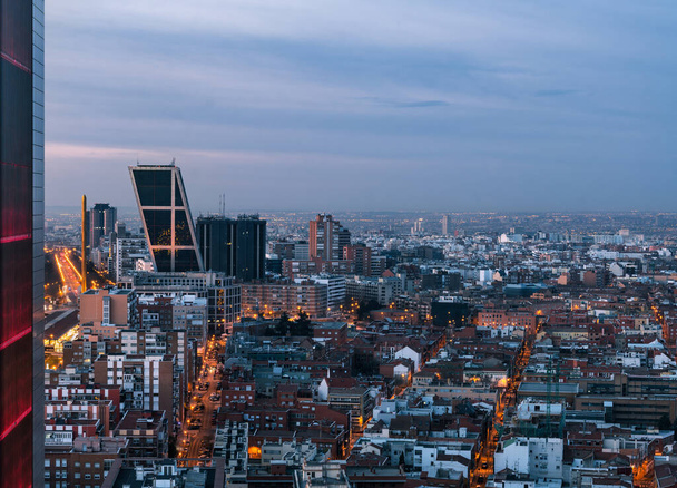 Повітряний вид на небо Кастеллана і Мадрид на світанку, з двома нахиленими сучасними офісними блоками (Пуерта-де-Европа) в Плаза-де-Кастилія, щоб бути визнаним на передньому плані.. - Фото, зображення