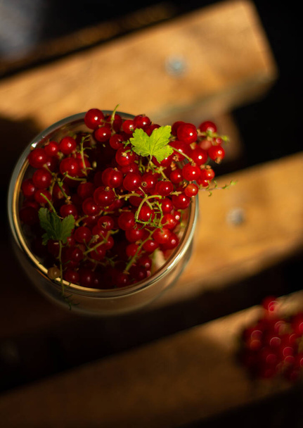 Currants on a wooden surface - Foto, afbeelding