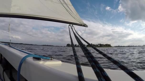 Zeilboot grootzeil en touwen voor de wind - Video