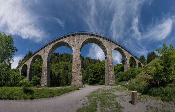 Espectacular vista panorámica del antiguo puente ferroviario en el viaducto del desfiladero de Rávena en Breitnau, Alemania
 - Foto, Imagen