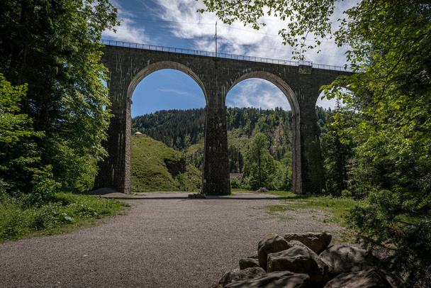 Вражаючий вигляд старого залізничного мосту в ущелині Равенна в Брейтнау (Німеччина). - Фото, зображення
