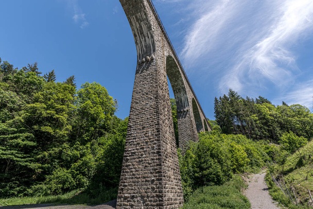 Spettacolare veduta del vecchio ponte ferroviario sul viadotto della gola ravennate a Breitnau, Germania - Foto, immagini