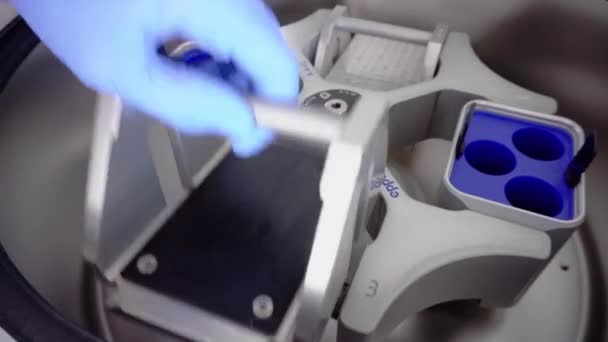 centrifuge in modern robotical laboratory. Scientist load one 96 well platte in the centrifuge - Filmagem, Vídeo