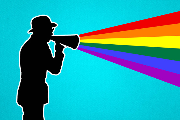 Η σιλουέτα ενός άντρα με μεγάφωνο. Ένας άντρας φωνάζει σε ένα μεγάφωνο. Τα χρώματα του ουράνιου τόξου και της ΛΟΑΤΚΙ κοινότητας. Η έννοια της ΛΟΑΤ. - Φωτογραφία, εικόνα