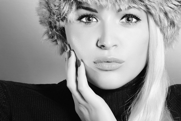 Hermosa mujer rubia con gorra de piel. Chica Belleza. El invierno. Monocromo
 - Foto, Imagen