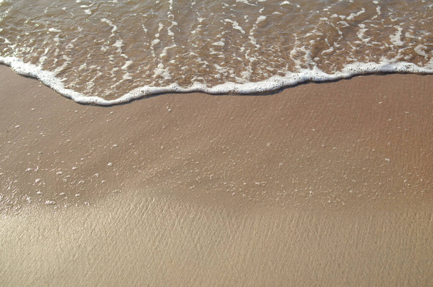 vague de l'océan sur la plage de sable, fond. - Photo, image