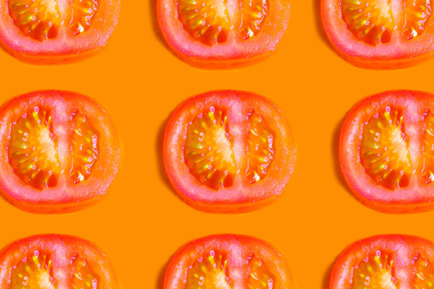 オレンジの背景に新鮮なトマトのパターンをスライド,ミニマリズムの概念 - 写真・画像