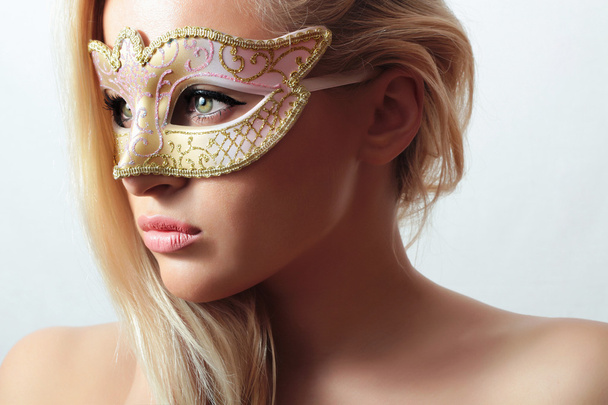 Красивая блондинка в карнавальном маске. Маскарад. Сексуальная девушка
 - Фото, изображение