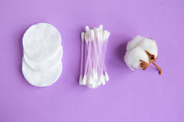 Cotton buds and sponges on purple background, top view - Φωτογραφία, εικόνα