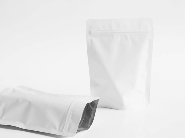 Fehér cipzáras zacskó élelmiszercsomagoláshoz. Üres zip csomag fehér háttér. - Fotó, kép