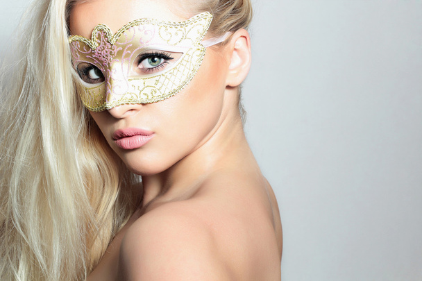 Belle femme blonde au masque de carnaval. Mascarade des fêtes. Sexy fille
 - Photo, image