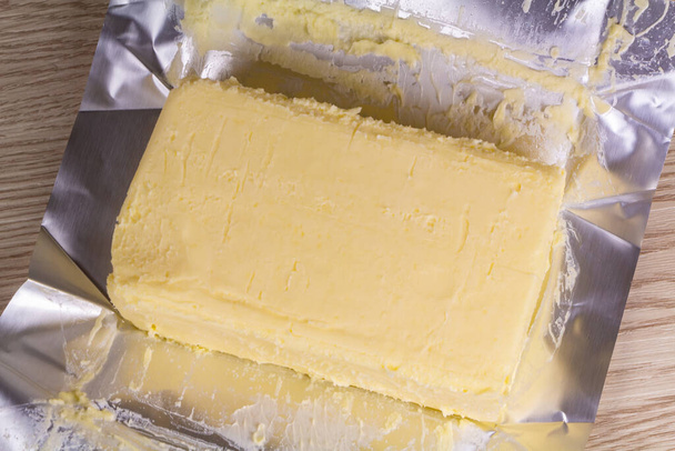 Pack ouvert de beurre salé sur fond en bois
 - Photo, image