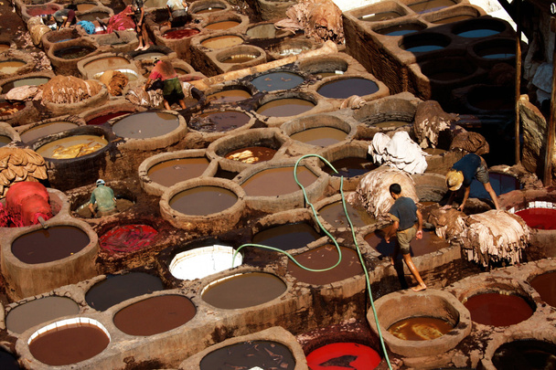 Trabalhando duro no curtume de Fes, Marrocos
 - Foto, Imagem