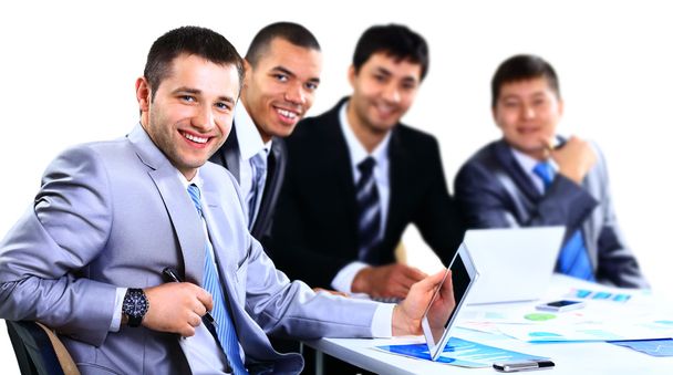 Bir grup mutlu genç iş adamı ofiste bir toplantıda. - Fotoğraf, Görsel