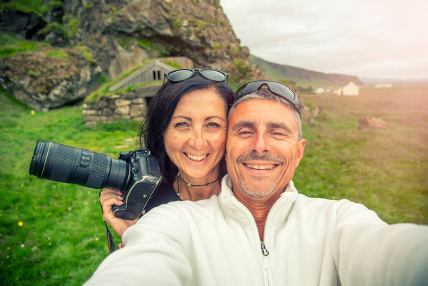 Sorrindo casal de fotógrafos ao ar livre fazendo selfie. - Foto, Imagem