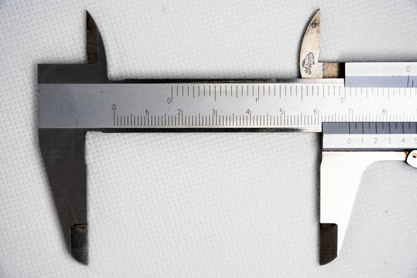 Калібр або калібр. Точність вимірювальних інструментів зі срібної сталі. Ізольовані на білому тлі
. - Фото, зображення