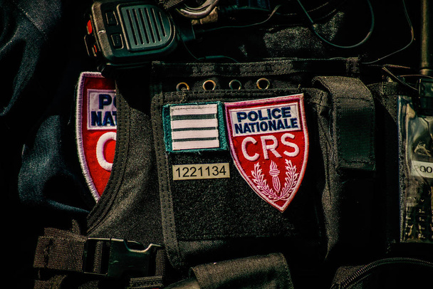 Κλείσιμο του εξοπλισμού της ειδικής δύναμης καταστολής της Γαλλικής Εθνικής Αστυνομίας - Φωτογραφία, εικόνα