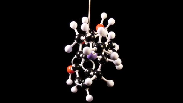 Formula chimica di una molecola che ruota isolata su un fondo nero. Girato in 4K, 50fps - Filmati, video