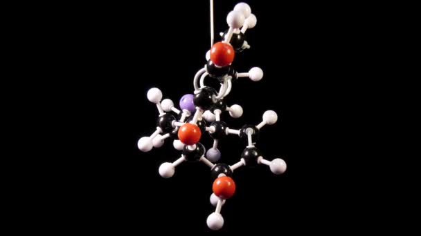 Chemický vzorec molekuly rotující izolované na černém pozadí.Natočeno ve 4K, 50fps - Záběry, video