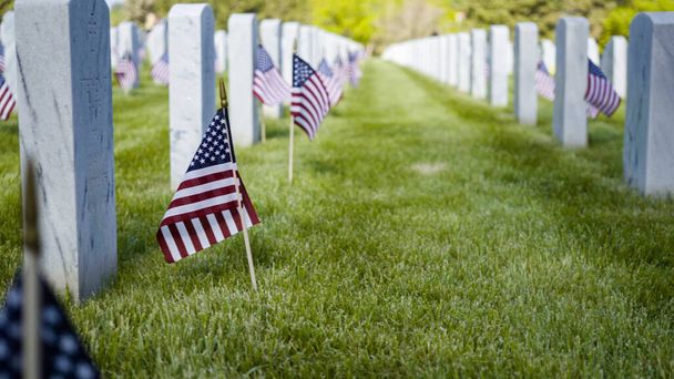 Denver, Colorado, EUA-26 de maio de 2019 - Pequenas bandeiras americanas ao lado de lápides de mármore branco no Cemitério Nacional Fort Logan no Memorial Day. - Foto, Imagem