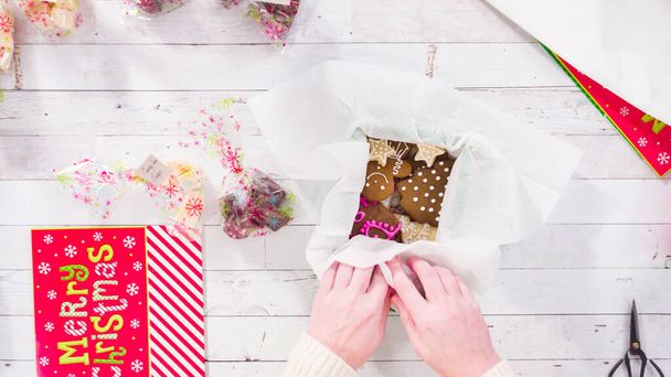 Plat gelegd. Stap voor stap. Verpakking van zelfgemaakte fudge en koekjes in een kerst geschenkdoos. - Foto, afbeelding