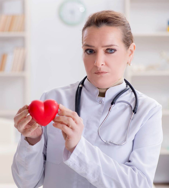 Кардиолог с красным сердцем в медицинской концепции - Фото, изображение