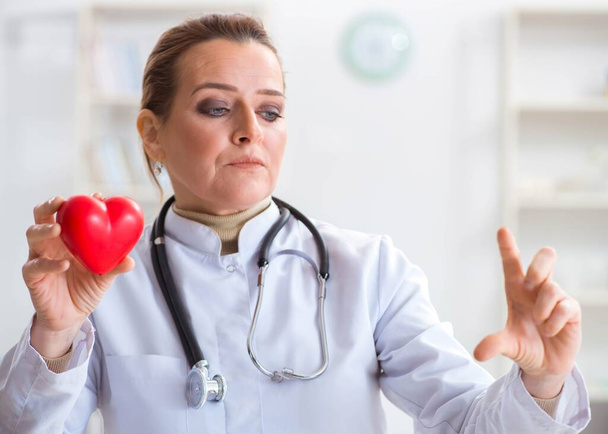 Kardiolog s červeným srdcem v lékařské koncepci - Fotografie, Obrázek