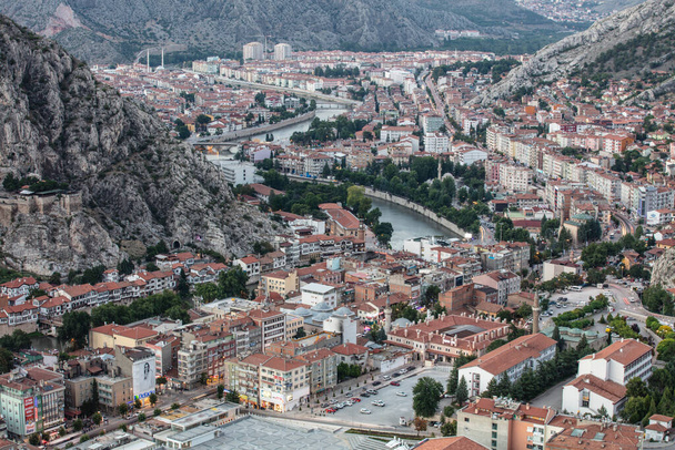 Amasya, Turkey - 20 July 2015; Amasya city view Turkey. Beautiful river (Green River) landscape and city between mountains.  - Foto, afbeelding