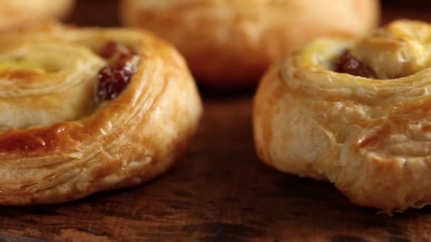 Süße Wirbelbrötchen mit Rosinen zum Frühstück - Filmmaterial, Video