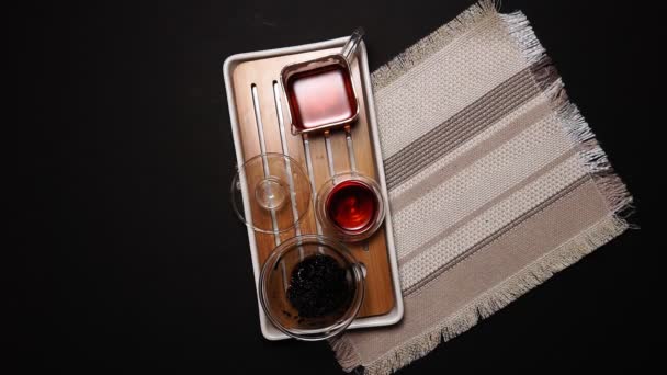 Kínai teaszertartás, shen puer tea, átlátszó üveg, pialátok, teáskészlet a sötét asztalon. Közelről, felülnézetből. lapos fektetés - Felvétel, videó