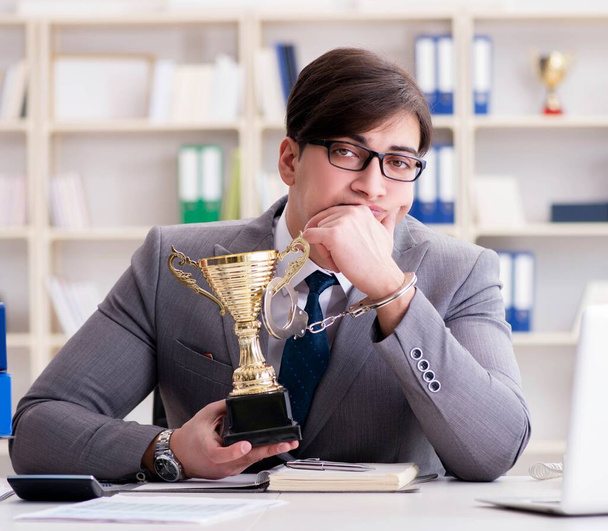 Homme d'affaires avec tasse dorée dans le bureau - Photo, image
