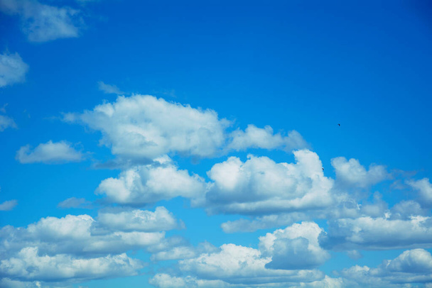 Grote Wolken aan een prachtige blauwe lucht in de zomer - Foto, afbeelding