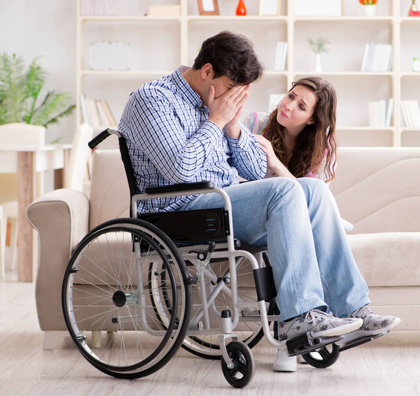 persona con discapacidad desesperada en silla de ruedas - Foto, Imagen