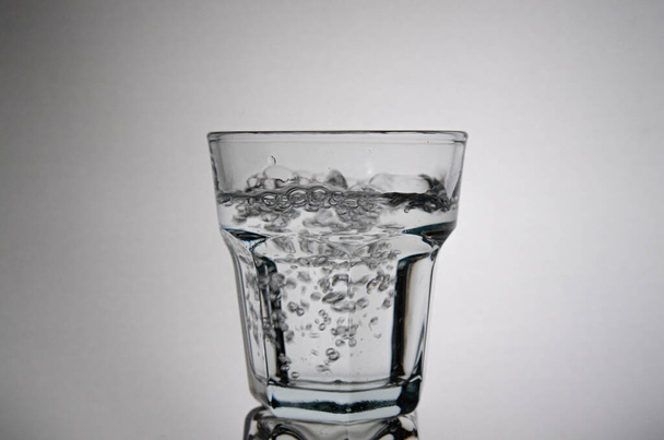 Ainda água com bolhas em um copo (antiquado / pedras
) - Foto, Imagem