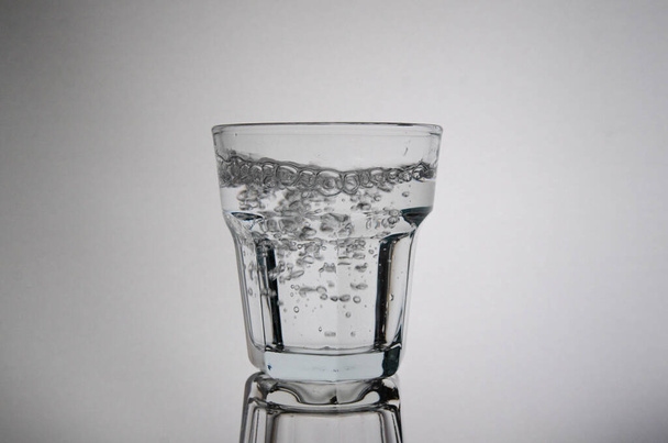 Tichá voda s bublinkami ve sklenici (staromódní / kameny) - Fotografie, Obrázek