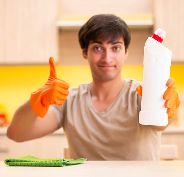 egyedülálló férfi takarítás konyha otthon - Fotó, kép