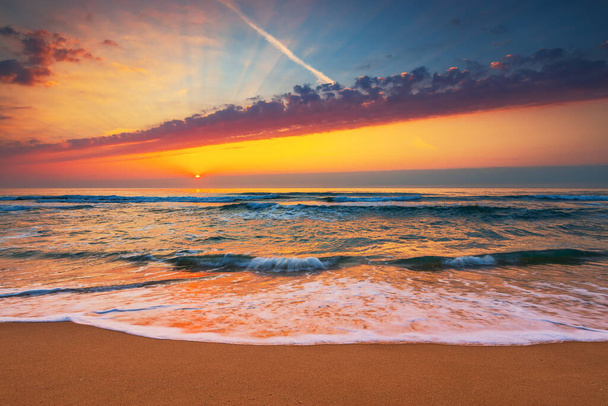 Hermosa puesta de sol sobre el mar tropical. - Foto, imagen