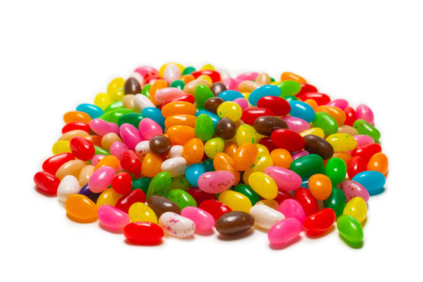 Kleurrijke jelly beans geïsoleerd op wit. Bovenaanzicht.  - Foto, afbeelding