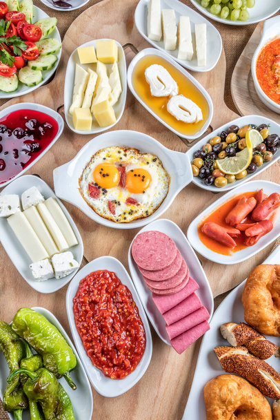 Café da manhã turco conjunto de pratos em uma mesa em um belo layout. Preparação do café da manhã turco
. - Foto, Imagem