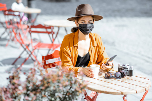 Arcvédő maszkos nő a kávézóban a szabadban - Fotó, kép